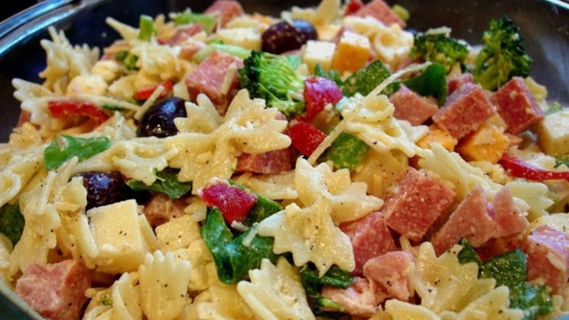 Сытно и ярко: салат с пастой