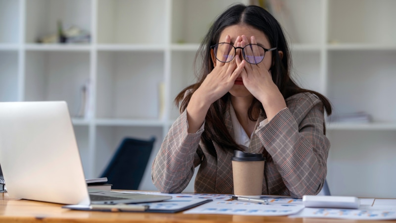 Выгорание — это не просто усталость: психолог объяснил, почему разряжается «внутренний аккумулятор»