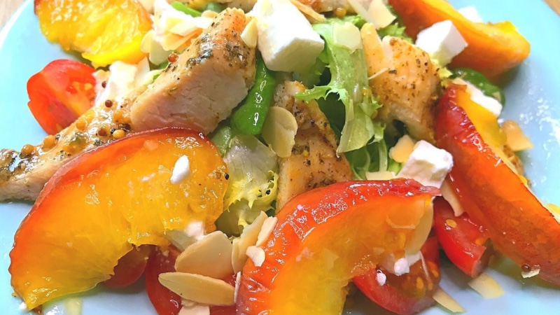 Сочный салат: персики и курица