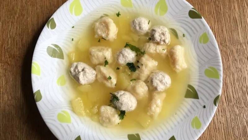 Суп с фрикадельками и сырными клецками: сытно, вкусно, по-домашнему