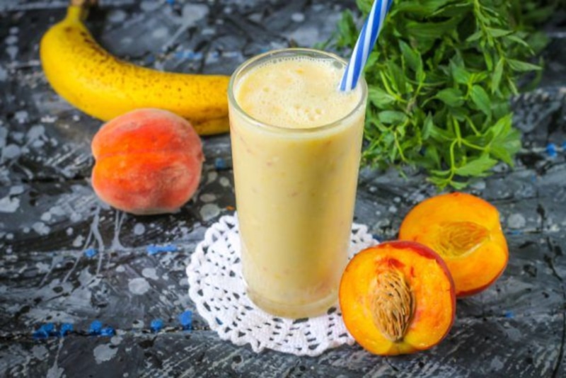Смузи с персиком и бананом: легко и полезно
