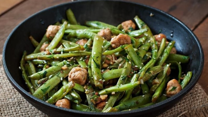 Фасоль с тушенкой: сытный ужин