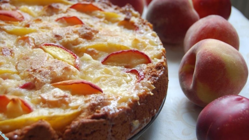 Ароматная шарлотка: с персиками