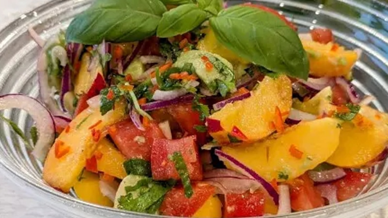 Салат с персиком: свежесть и цвет