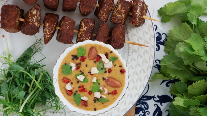 Темпе на шпажках: ореховый соус