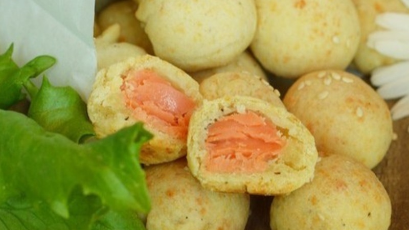 Сюрприз в тесте: сыр и семга