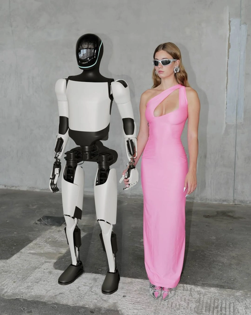 Анна Малигон в рекламном ролике Tesla с роботом Optimus