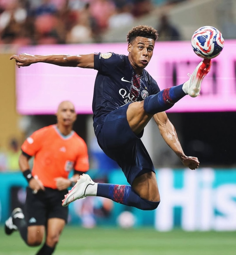 Атакующий полузащитник «Пари Сен-Жермен» Дезире Дуэ