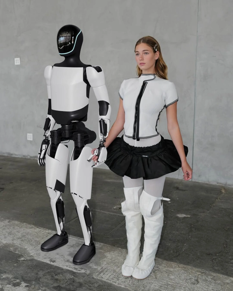 Анна Малигон в рекламном ролике Tesla с роботом Optimus