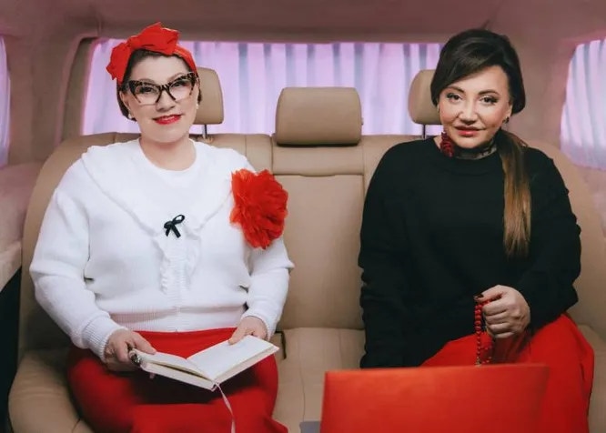 Ведущие шоу «Свадьба вслепую» Роза Сябитова и Фатима Хадуева / Фото телеканала «Пятница!»