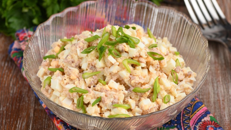 Салат с печенью трески: просто и вкусно