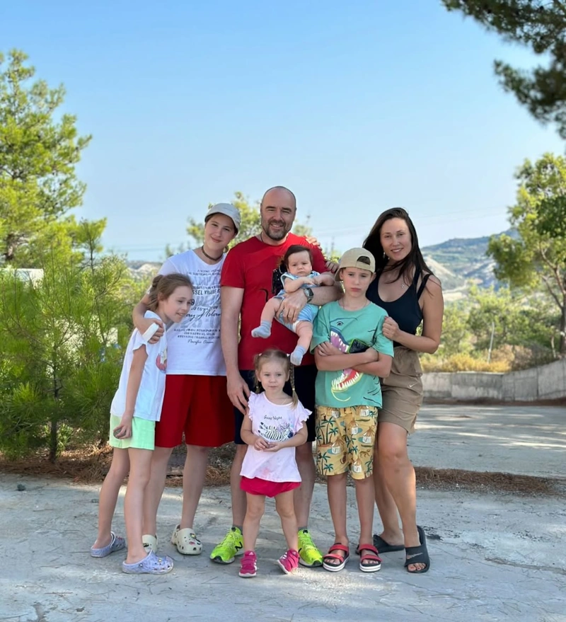 Елена Товстик и Роман Товстик с детьми