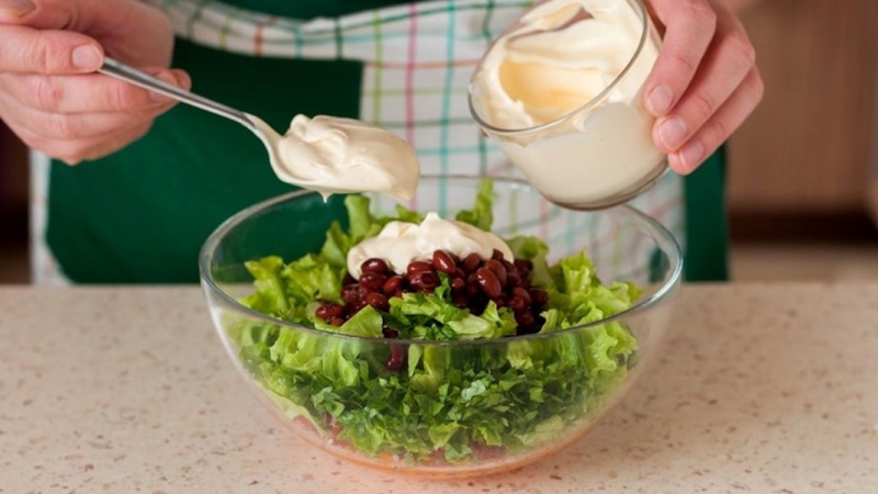 Опасность на столе: скрытые угрозы летних салатов