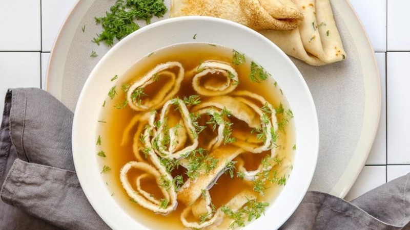 Бульон с блинчиками: просто и душевно