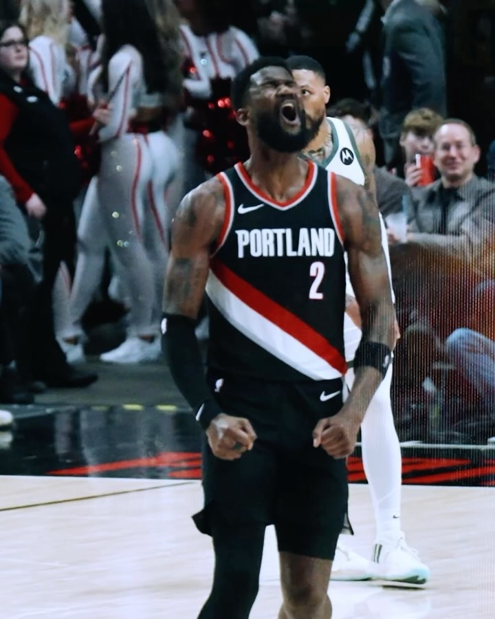 Деандре Эйтон в составе команды «Портленд Трейл Блейзерс» Деандре Эйтон в составе команды «Портленд Трейл Блейзерс»