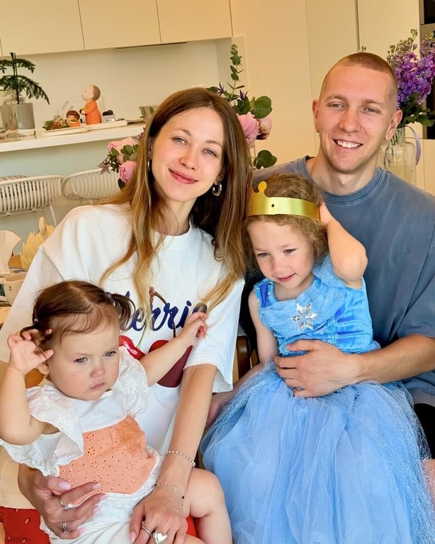 Энни Мэй с детьми