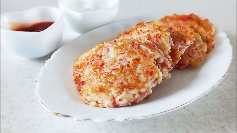 Крабовые оладьи: быстрый завтрак с изюминкой