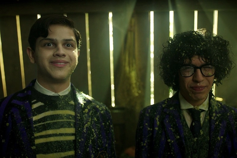 Айзек Ордоньес и Муса Мустафа во втором сезоне сериала «Уэнздей»