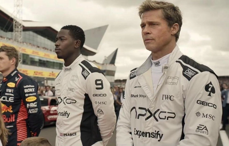 Демсон Идрис и Брэд Питт в фильме «Формула 1» / кадр из фильма