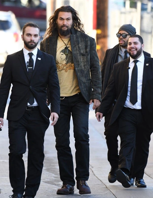 Джейсон Момоа с охранниками Джейсон Момоа с охранниками