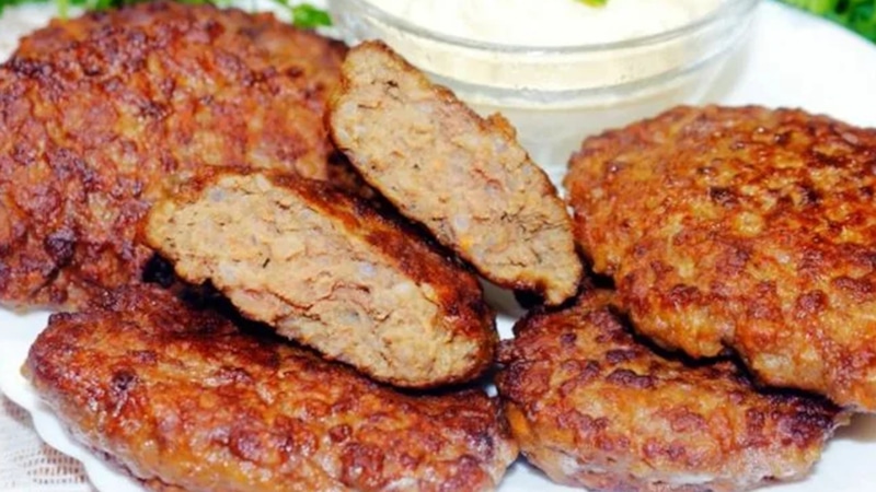 Ужин за 20 минут: котлеты из тушенки