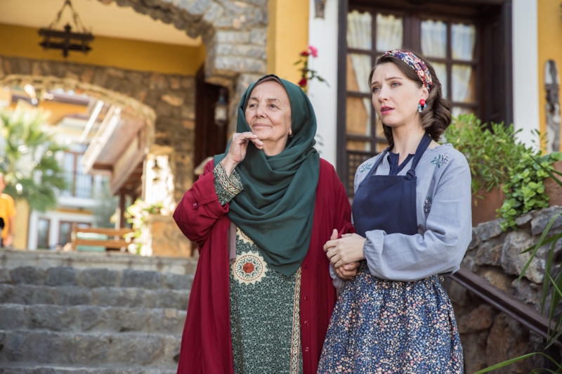 Генюл Гезер и Юлия Кинеберг  в сериале «Между нами глубокое море»