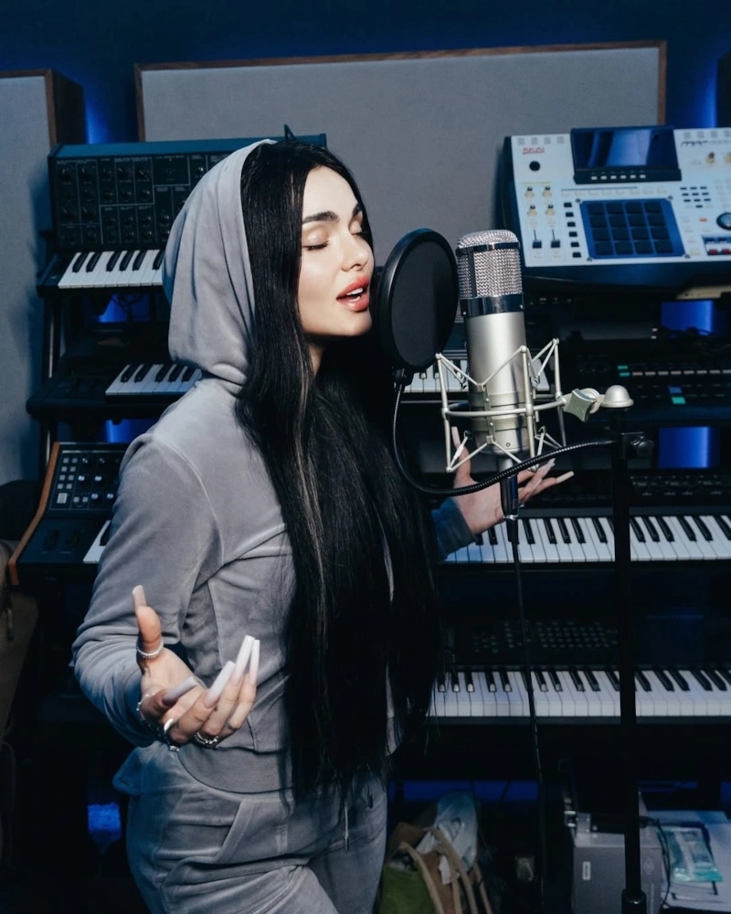 Певица Зусье Астафьева (Камила Смогулецкая)