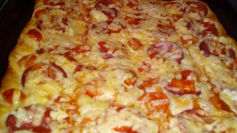 Быстрый пирог с колбасой и сыром: просто и вкусно