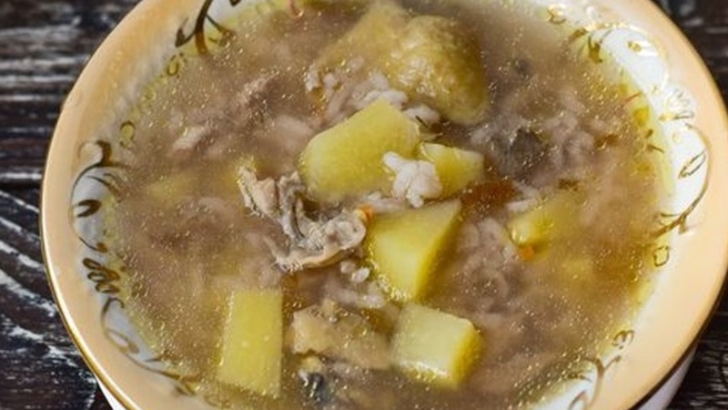 Куриный суп со сливами: неожиданно вкусно