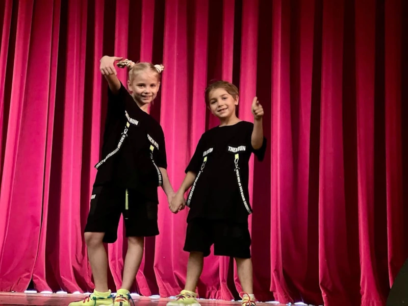 Алиса Меняйкина и брат Эдуард Меняйкин