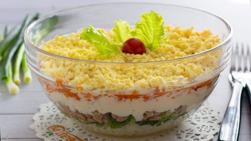 Кулинарный шедевр: слоеный салат с треской