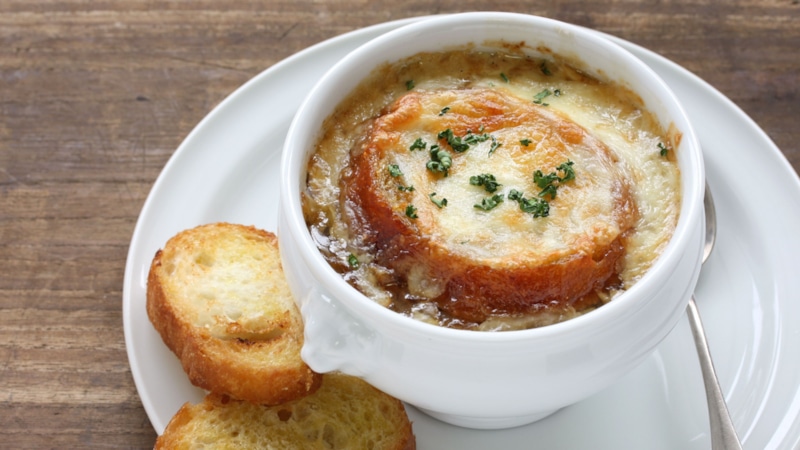 Луковый суп по-французски: золотая корочка из грюйера