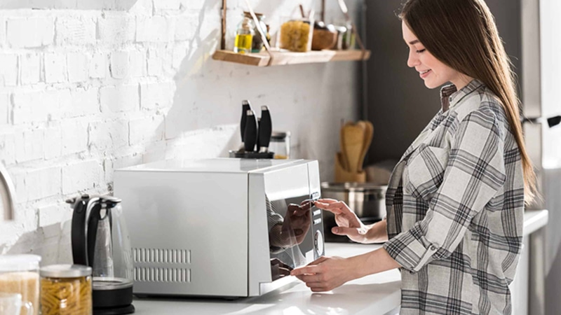 Опасности разогрева в микроволновке: запретные продукты