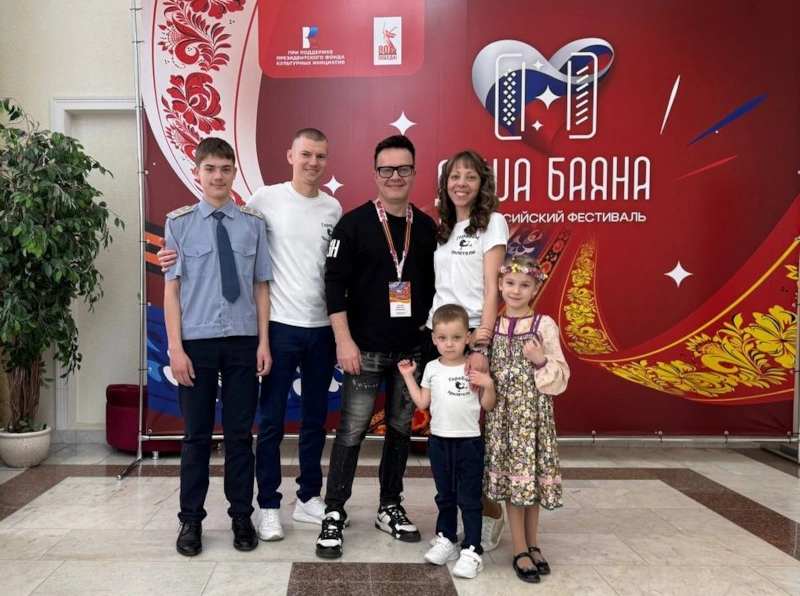 Николай Горобец с женой и детьми