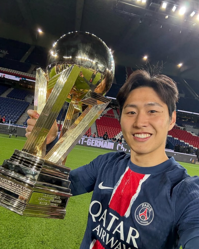 Полузащитник клуба «Пари Сен-Жермен» Ли Кан Ин Полузащитник клуба «Пари Сен-Жермен» Ли Кан Ин