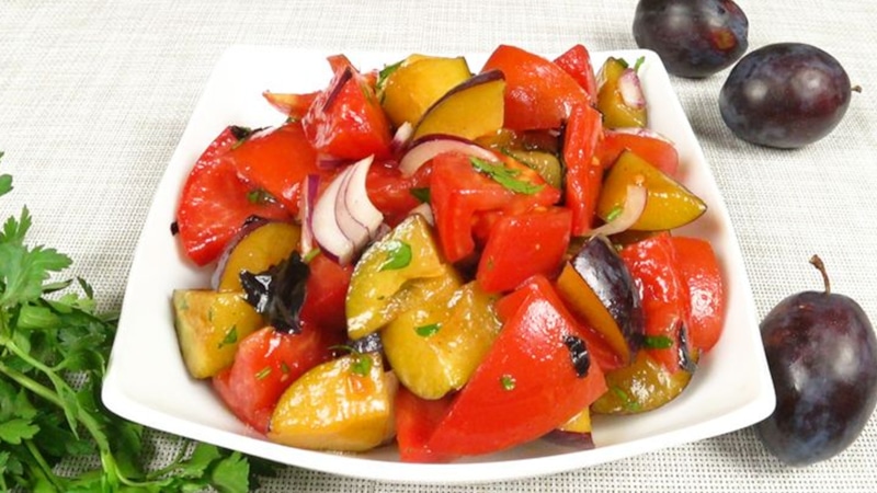 Летний салат: томаты и сливы