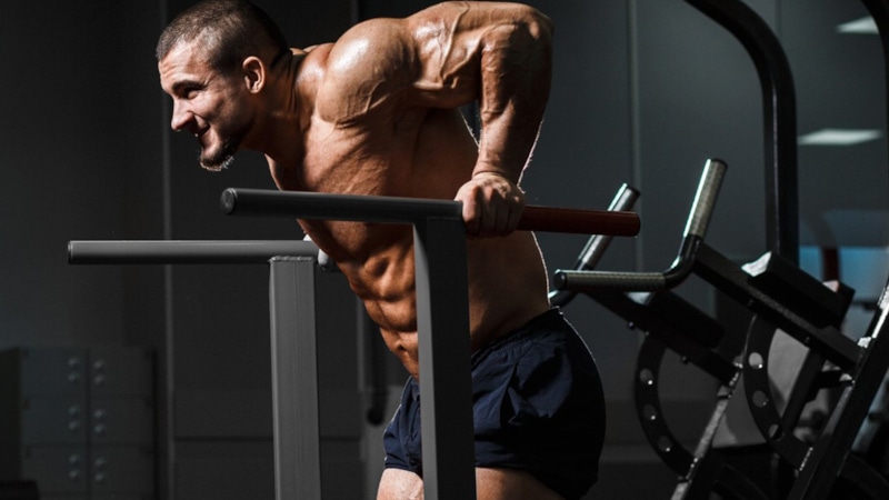 Отжимания на брусьях: сила и рельеф