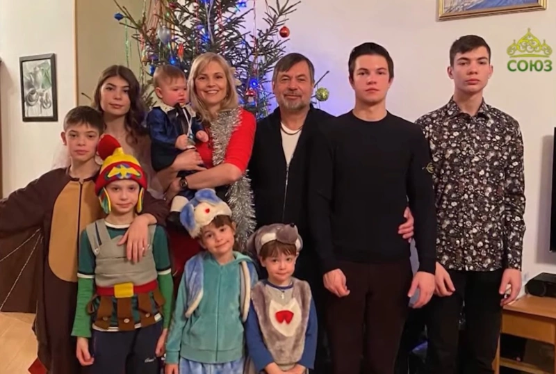 Павел Пожигайло с женой и детьми