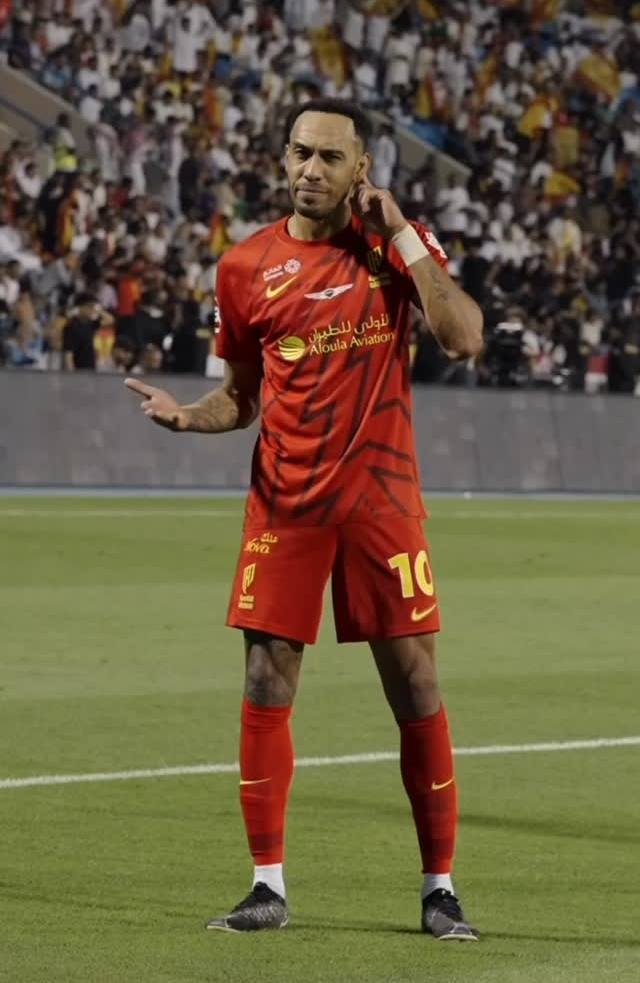 Пьер-Эмерик Обамеянг в клубе «Аль-Кадисия» Пьер-Эмерик Обамеянг в клубе «Аль-Кадисия»