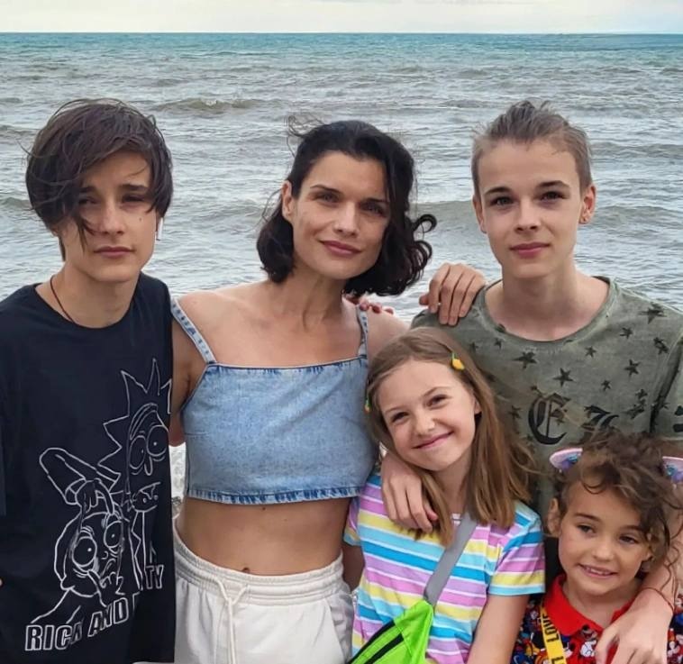 Анна Азарова с детьми