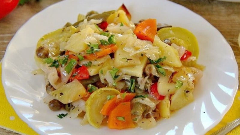 Старинное блюдо: жардиньера из разноцветных овощей