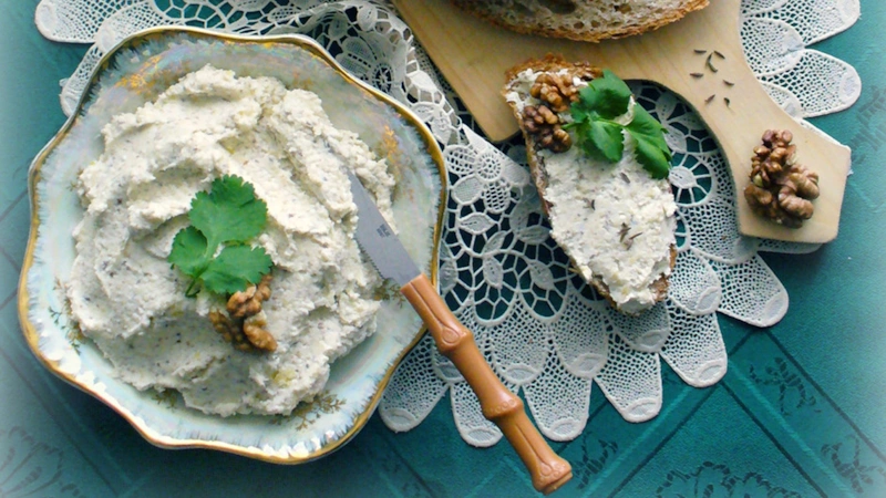 Деликатесный паштет: брынза с орехами и чесноком