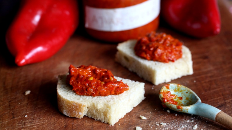 Яркая заготовка: перец с медом и брусникой