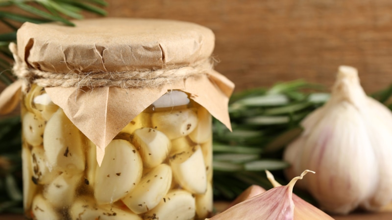 Пряная закуска: маринованный чеснок