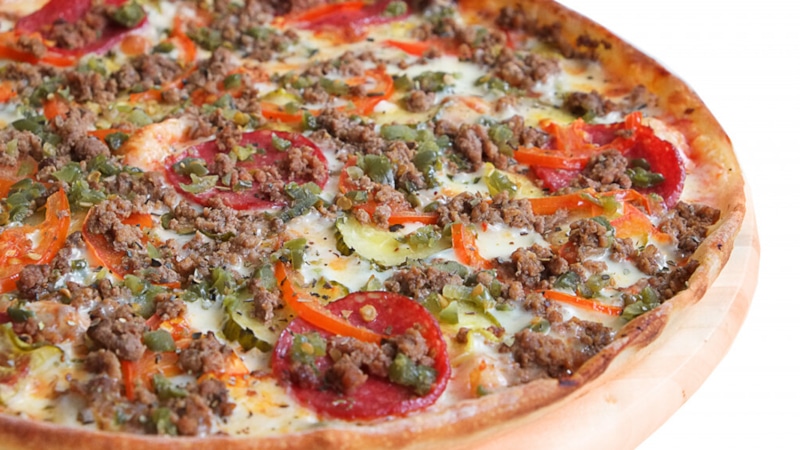 Шведский стритфуд: пицца-кебаб с овощами и соусом