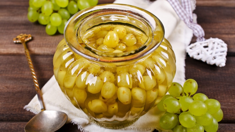 Пикантная закуска: маринованный виноград по-оливковому