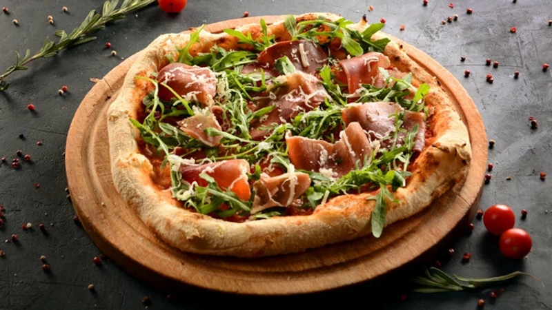 Итальянская мини-пицца: пиццетта с ветчиной и тимьяном