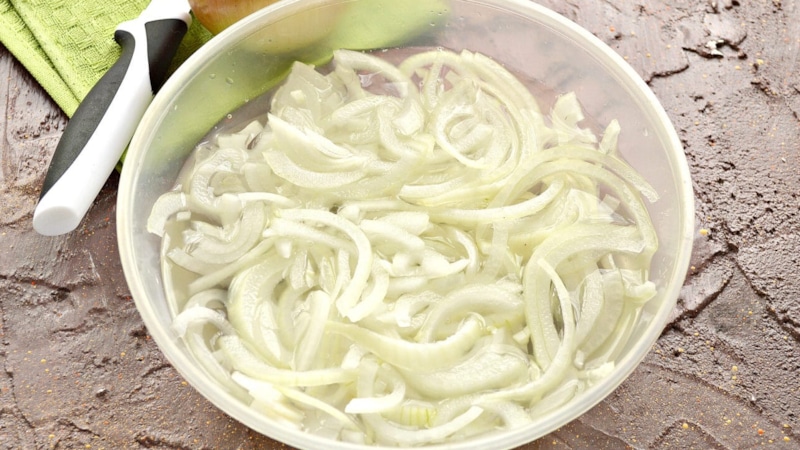 Пикантная закуска: маринованный лук с уксусом и специями