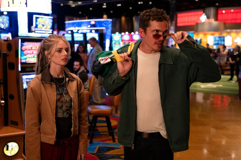 Самара Уивинг и Карл Глусман в фильме «Эники-Беники»