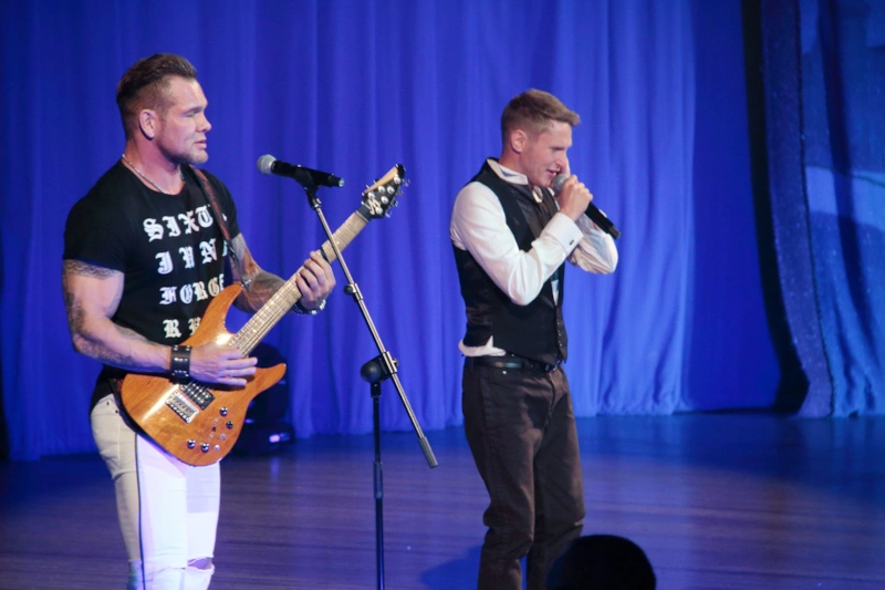 Солист группы Revoльvers Алексей Елистратов